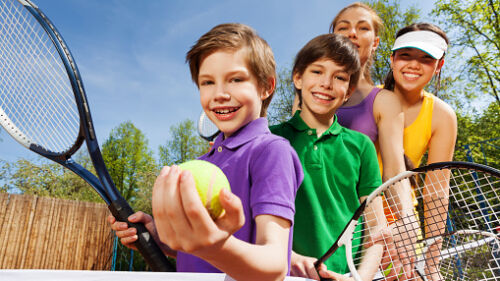 Barn som precis har spelat tennis